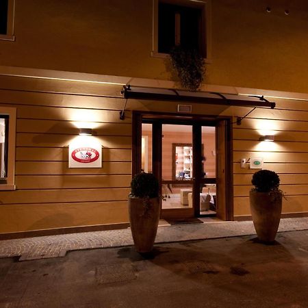 Hotel Locanda Stendhal Колорно Екстер'єр фото